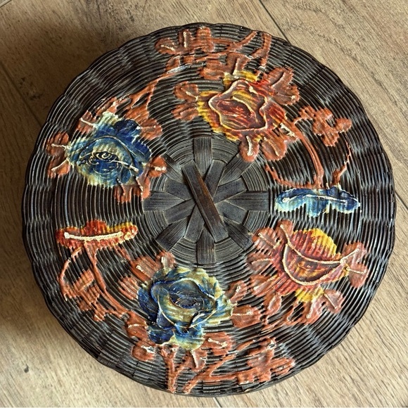 Antique Painted Japanese Wicker Sewing Basket ~ and Embroidery Thread - Picture 2 of 6